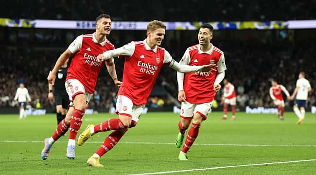 Com direito a gol contra de Lloris, Arsenal vence Tottenham e abre oito pontos do vice-líder City
