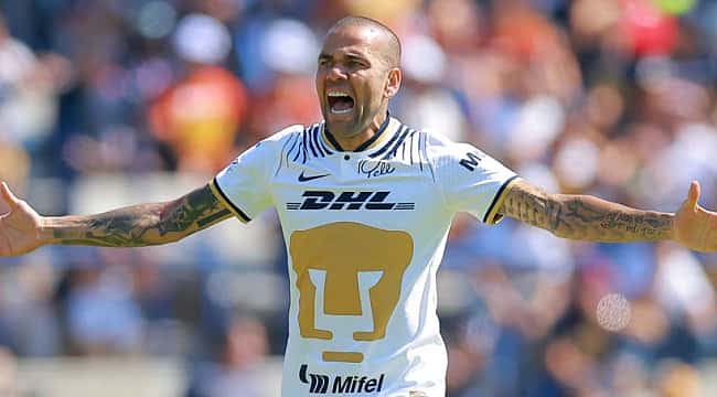 Daniel Alves tem contrato rescindido com o Pumas após prisão na Espanha