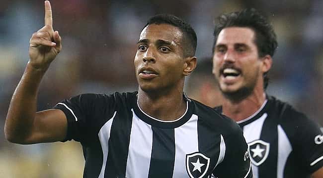 Victor Sá marca e Botafogo vence o clássico contra o Fluminense no Maracanã