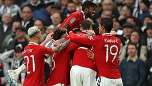 Casemiro brilha, United vence Newcastle por 2 x 0 e garante o título da Copa da Liga Inglesa