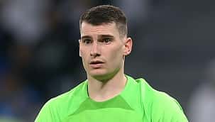 Goleiro croata doa camisa e luvas usadas contra o Brasil para vítimas na Turquia e Síria