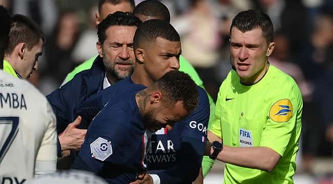 PSG vence Lille, mas Neymar se machuca e deixa jogo chorando; Mbappé nega indireta ao brasileiro