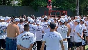 Torcedores santistas invadem o CT Rei Pelé para cobrar diretoria e elenco: "contrata ou renuncia"