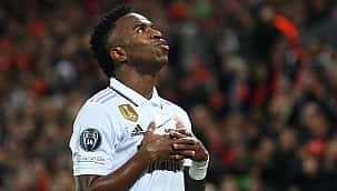 Vini Jr faz dois e homenageia Cristiano Ronaldo em comemoração