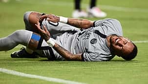 Desde sua estreia no PSG, Neymar é o jogador que mais sofreu faltas no mundo; veja o ranking