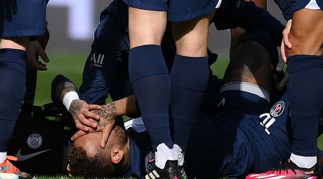 Neymar vai passar por cirurgia, desfalcará o PSG de 3 a 4 meses e está fora da temporada europeia