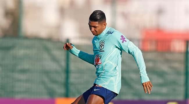 Rony faz gol de bicicleta no treino da Seleção; assista!
