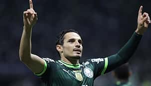 Com 'chororô' de Raphael Veiga à la Valdivia, Palmeiras vence clássico contra o Corinthians 