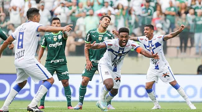 Bruno Mezenga decide e Água Santa vence o Palmeiras no primeiro jogo da final do Paulistão