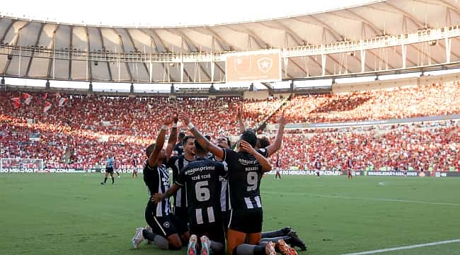 Com dois de Tiquinho, Botafogo vence clássico contra o Flamengo por 3 x 2 e lidera o Brasileirão