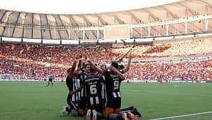 Com dois de Tiquinho, Botafogo vence clássico contra o Flamengo por 3 x 2 e lidera o Brasileirão