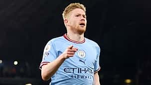 Em "final" da Premier League, Manchester City atropela o Arsenal e fica perto do título