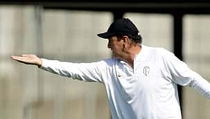 #RespeitaAsMina: Cuca é pressionado no Corinthians