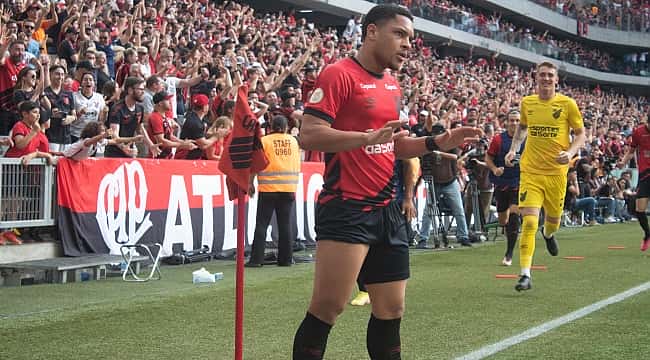 'Invencível' em casa, Athletico vence o Flamengo, que chega a três derrotas seguidas no Brasileirão