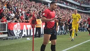 'Invencível' em casa, Athletico vence o Flamengo, que chega a três derrotas seguidas no Brasileirão