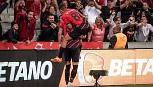 Athletico vira sobre o Coritiba nos acréscimos e leva a melhor em Atletiba emocionante 