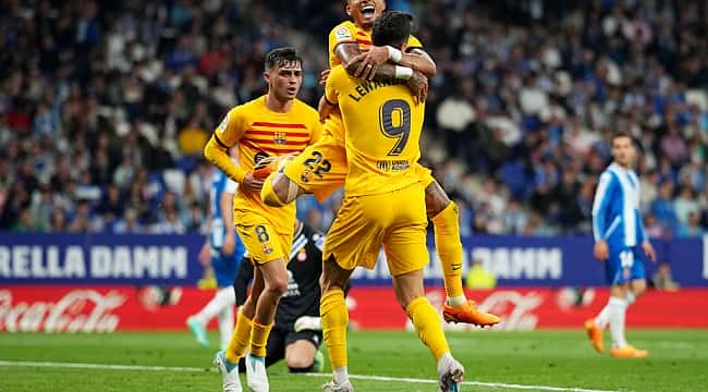 Barcelona goleia e fatura seu 27º título espanhol 
