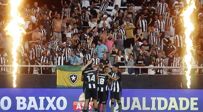 Com golaço de letra de Victor Sá, Botafogo vence o Atlético-MG e lidera o Brasileirão; assista!