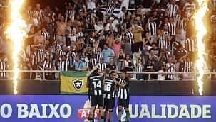 Com golaço de letra de Victor Sá, Botafogo vence o Atlético-MG e lidera o Brasileirão; assista!