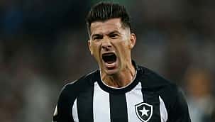 Botafogo vence o Fluminense e se isola na liderança do Brasileirão