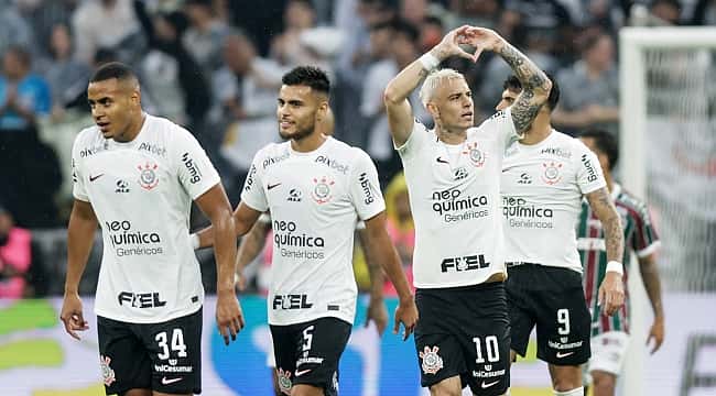 Roger Guedes decide, Corinthians bate o Fluminense e sai da zona de rebaixamento