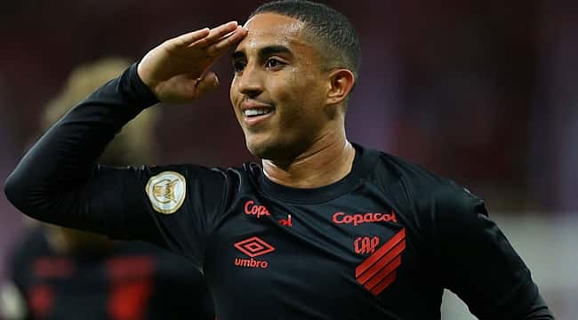 Com dois golaços, Athletico Paranaense bate o Internacional no Beira-Rio e sobe para o G4