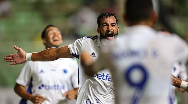 Cruzeiro goleia América e chega ao G4 do Brasileirão