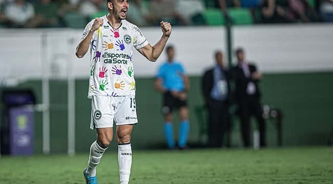 Goiás vence, impede disparada do líder Botafogo e empurra Corinthians para zona de rebaixamento 