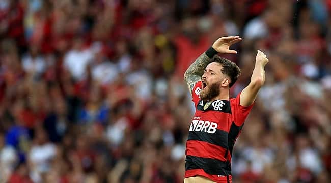 Machucado, Léo Pereira garante a vitória ao Flamengo sobre o Corinthians nos acréscimos 