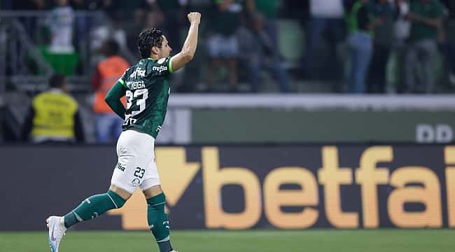 Palmeiras goleia o Grêmio e dorme na liderança