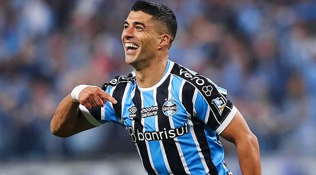 Suárez dá show, Grêmio vence Grenal e impõe 5ª derrota seguida ao Inter; assista aos gols