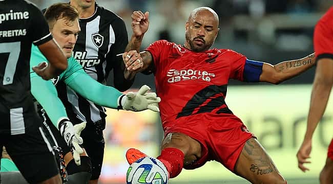 Tiquinho faz, mas Athletico bate o Botafogo nas penalidades e vai às quartas da Copa do Brasil