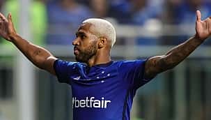 Wesley entra, faz dois, e Cruzeiro bate o Santos