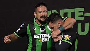 América-MG leva três gols no primeiro tempo, mas busca pênaltis e elimina o Inter na Copa do Brasil