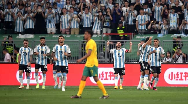 Argentina vence Austrália com golaço de Messi