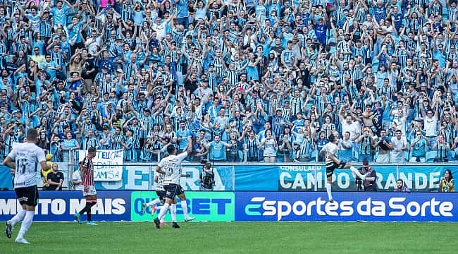 Com direito à "Lei do Ex", Grêmio vira sobre o São Paulo e chega ao G4 do Brasileirão
