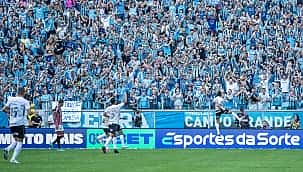 Com direito à "Lei do Ex", Grêmio vira sobre o São Paulo e chega ao G4 do Brasileirão