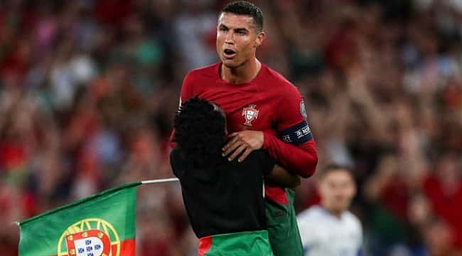 Cristiano Ronaldo é agarrado por fã