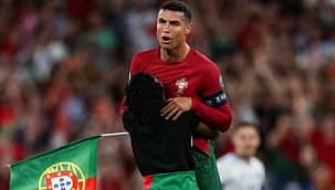 Cristiano Ronaldo é agarrado por fã