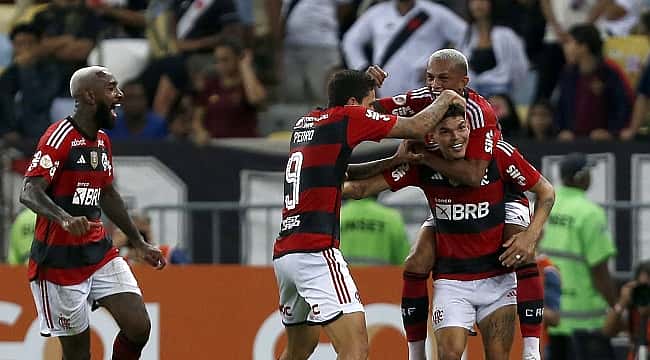 Flamengo atropela o Vasco no primeiro tempo, vence no Maracanã e cola no G4 do Brasileirão