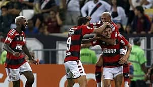 Flamengo atropela o Vasco no primeiro tempo, vence no Maracanã e cola no G4 do Brasileirão
