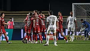 Flamengo vence Santos em jogão de 5 gols e sobe para 3º do Brasileirão