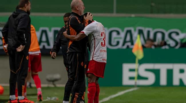 Internacional vence América de virada e sobe para 6º do Brasileirão