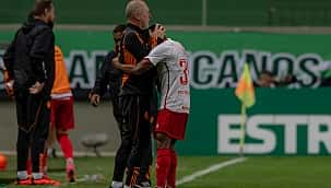 Internacional vence América de virada e sobe para 6º do Brasileirão