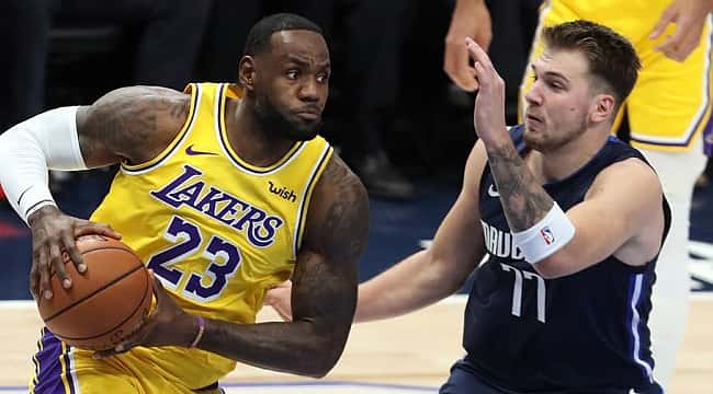 Os times de futebol de 10 jogadores da NBA