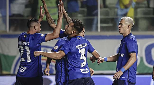 Rafinha faz contra, Cruzeiro bate o São Paulo e volta a vencer após sete jogos