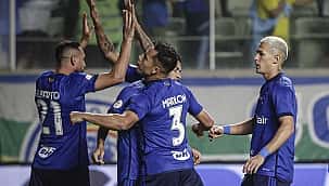 Rafinha faz contra, Cruzeiro bate o São Paulo e volta a vencer após sete jogos