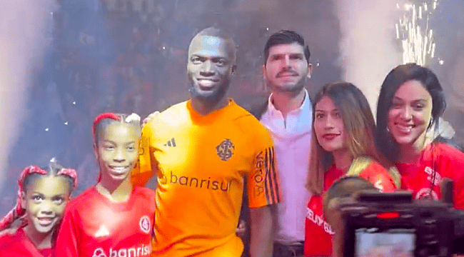 Sob grande festa da torcida, Enner Valencia é apresentado ao Internacional; assista