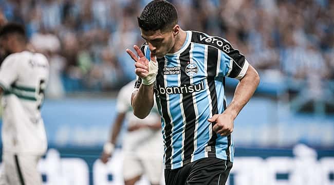 Suárez marca mais um, Grêmio goleia o Coritiba e sobe para a vice-liderança do Brasileirão