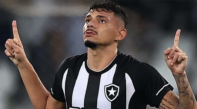 Tiquinho faz dois, Botafogo vence Fortaleza e segue na liderança do Brasileirão